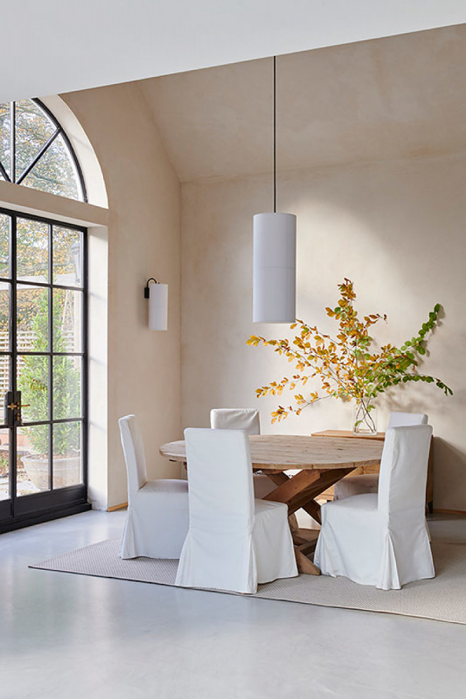 This is an example of a dining room in Sussex.