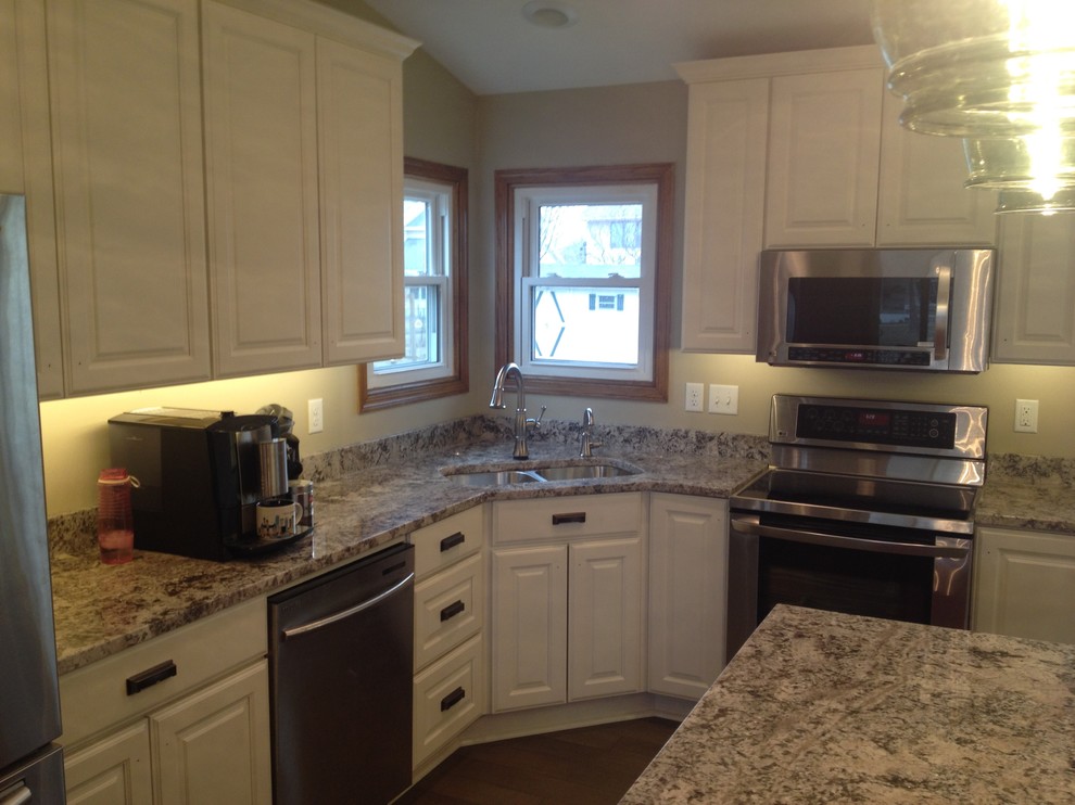 Kitchen - mid-sized transitional kitchen idea