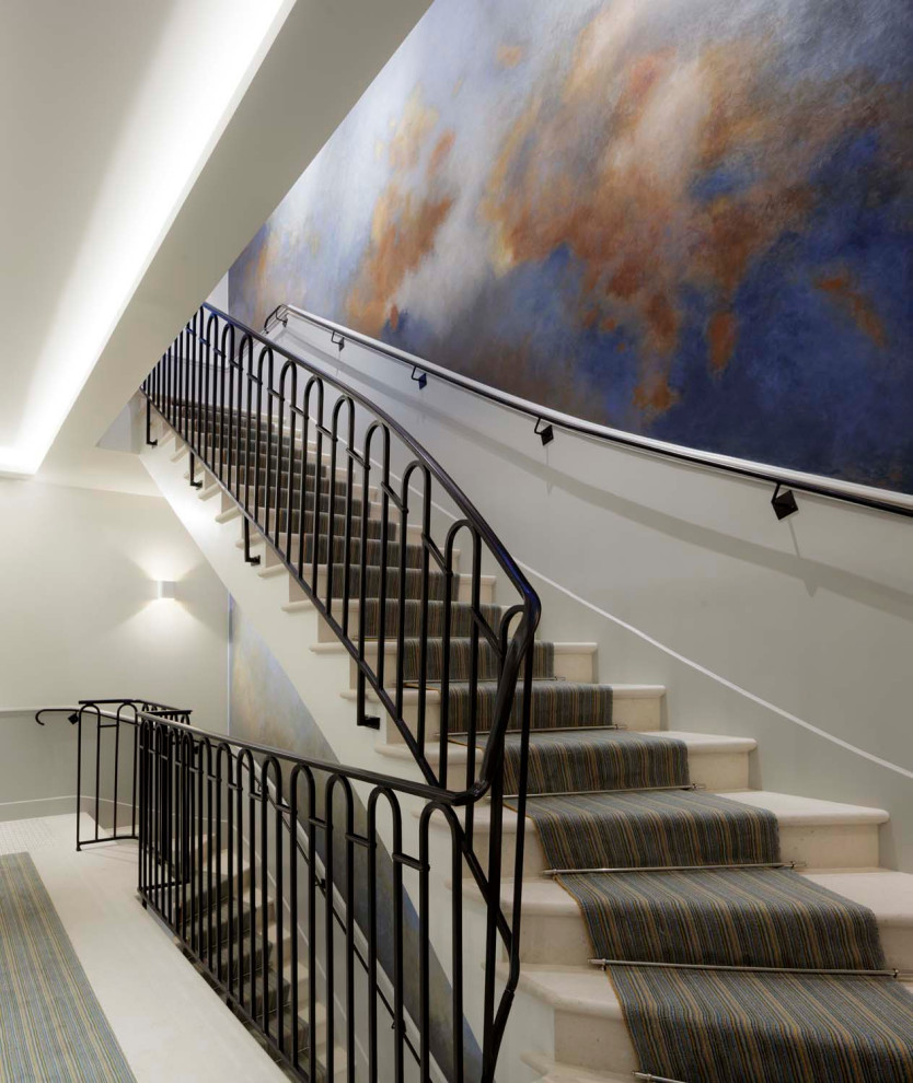 Ejemplo de escalera recta actual extra grande con papel pintado