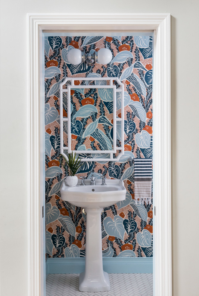 Пример оригинального дизайна: маленький туалет в стиле неоклассика (современная классика) с раздельным унитазом, разноцветными стенами, полом из керамической плитки, раковиной с пьедесталом, бежевым полом и обоями на стенах для на участке и в саду