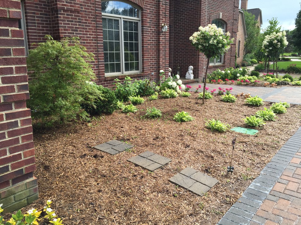 Design ideas for a large traditional front yard full sun garden in Detroit with a garden path and mulch.