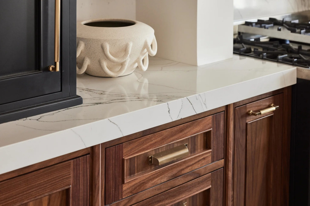 Example of a transitional home design design in Phoenix
