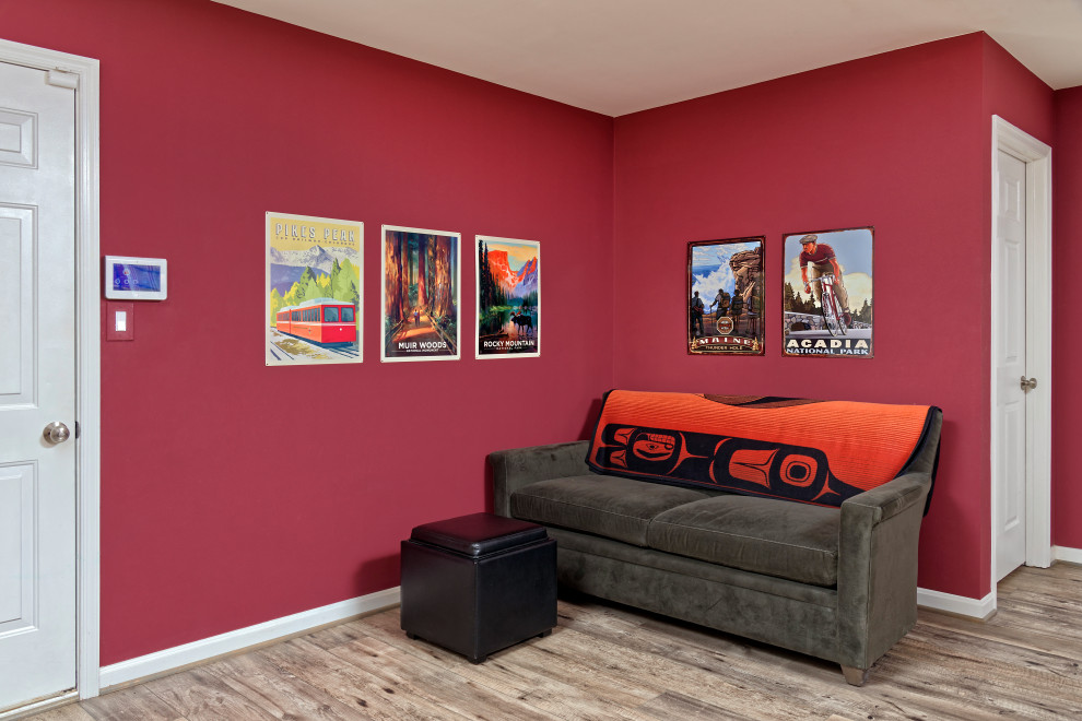 Свежая идея для дизайна: гостиная комната в классическом стиле с красными стенами, полом из ламината, стандартным камином, фасадом камина из кирпича и серым полом - отличное фото интерьера