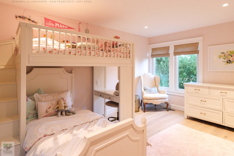 Diseño de dormitorio infantil de 4 a 10 años grande con paredes rosas, suelo de madera clara y suelo beige