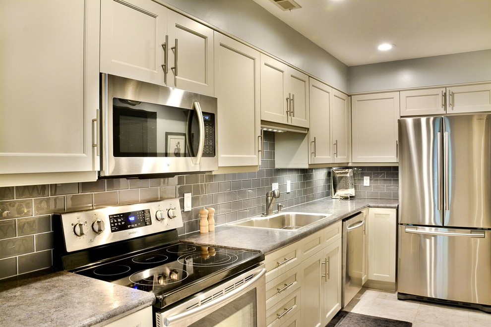 Inspiration for a transitional home design remodel in Cleveland