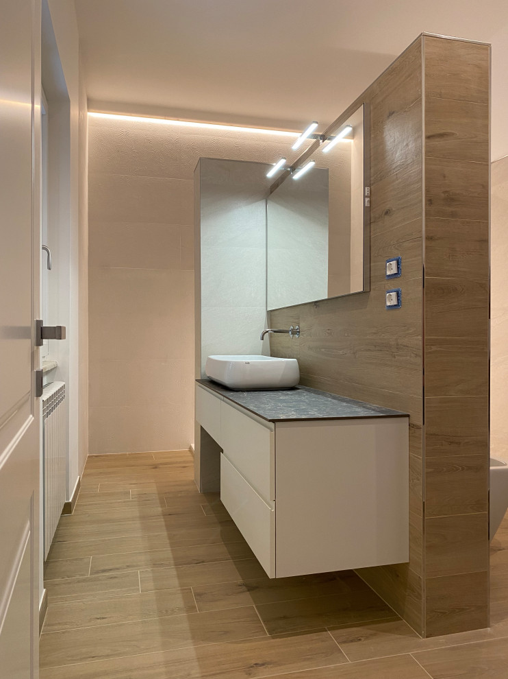 Inspiration for a large contemporary 3/4 bathroom in Rome with flat-panel cabinets, white cabinets, an open shower, a two-piece toilet, white tile, porcelain tile, white walls, porcelain floors, a vessel sink, engineered quartz benchtops, brown floor, an open shower, grey benchtops, a single vanity and a floating vanity.