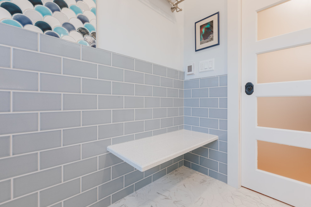 Idéer för stora beige en-suite badrum, med luckor med infälld panel, vita skåp, ett japanskt badkar, en kantlös dusch, blå kakel, tunnelbanekakel, vita väggar, mosaikgolv, bänkskiva i kvarts, vitt golv och med dusch som är öppen