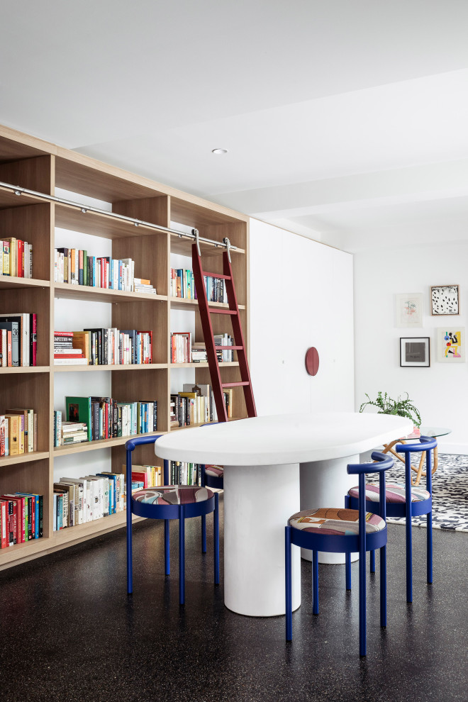 Großes Modernes Lesezimmer ohne Kamin mit weißer Wandfarbe, Betonboden, freistehendem Schreibtisch und schwarzem Boden in Melbourne
