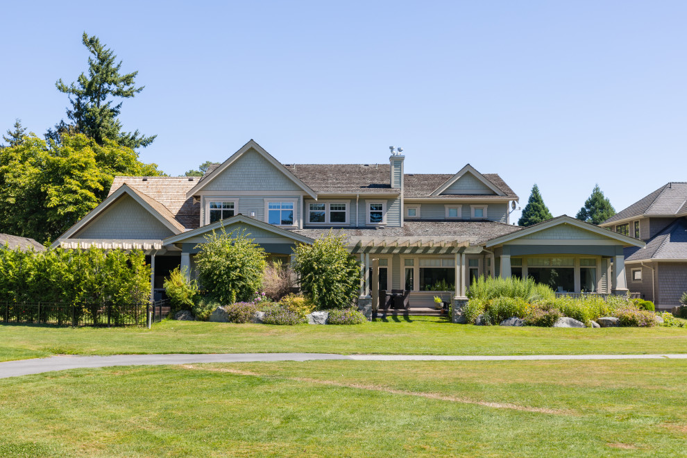 Transitional home design photo in Vancouver