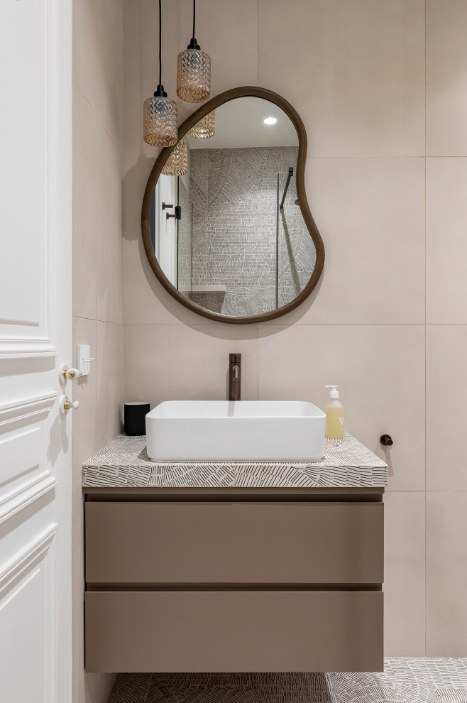 Idée de décoration pour une salle de bain design avec une douche à l'italienne, des carreaux de céramique, un sol en carrelage de céramique, un lavabo posé, un plan de toilette en carrelage et meuble simple vasque.