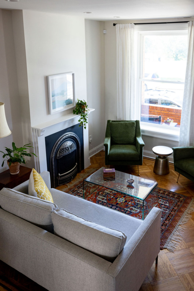 Offenes Uriges Wohnzimmer mit weißer Wandfarbe, braunem Holzboden, Kamin und braunem Boden in Baltimore