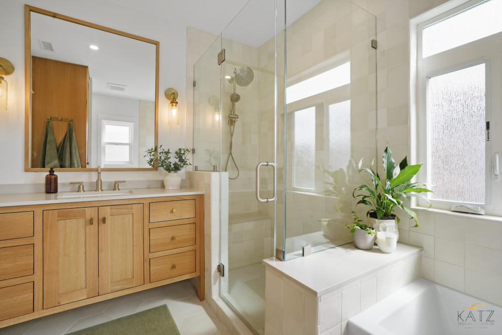 Idées déco pour une salle de bain principale bord de mer en bois clair avec un placard à porte affleurante, une baignoire d'angle, une douche d'angle, WC à poser, un carrelage beige, un mur beige, un sol en carrelage de céramique, un lavabo encastré, un sol beige, un plan de toilette beige, meuble simple vasque et meuble-lavabo encastré.