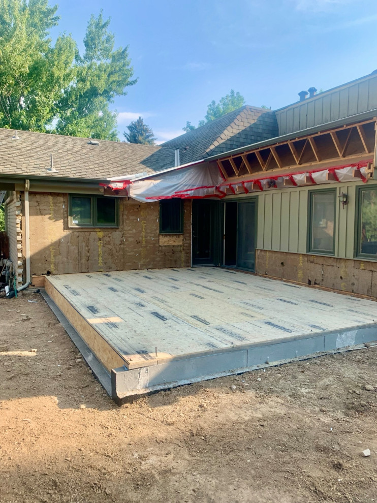 Example of a transitional home design design in Denver