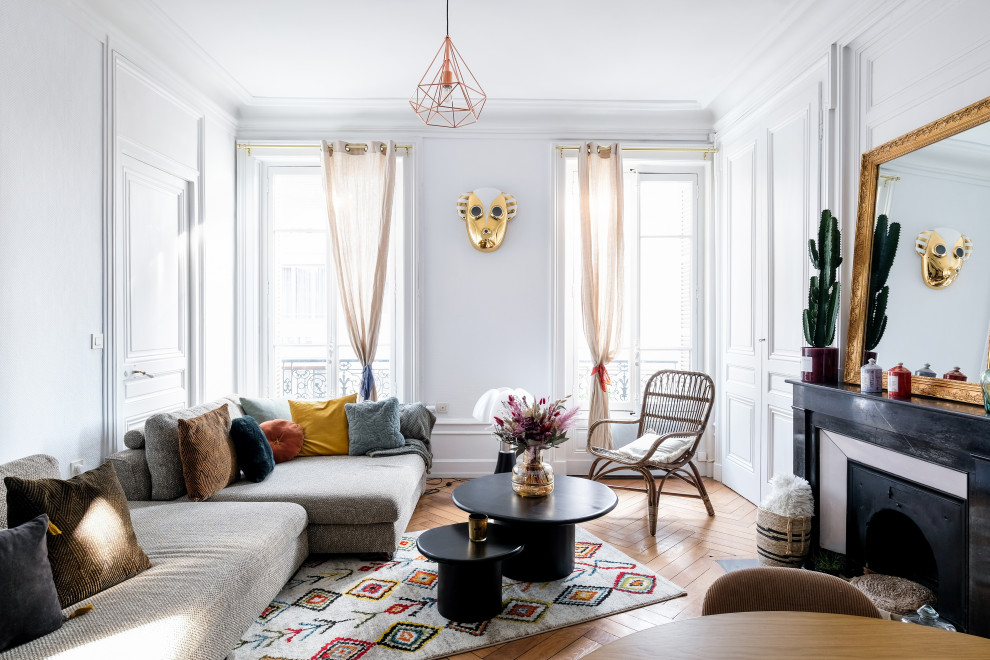 Abgetrenntes Modernes Wohnzimmer mit weißer Wandfarbe, braunem Holzboden, Kamin und braunem Boden in Bordeaux