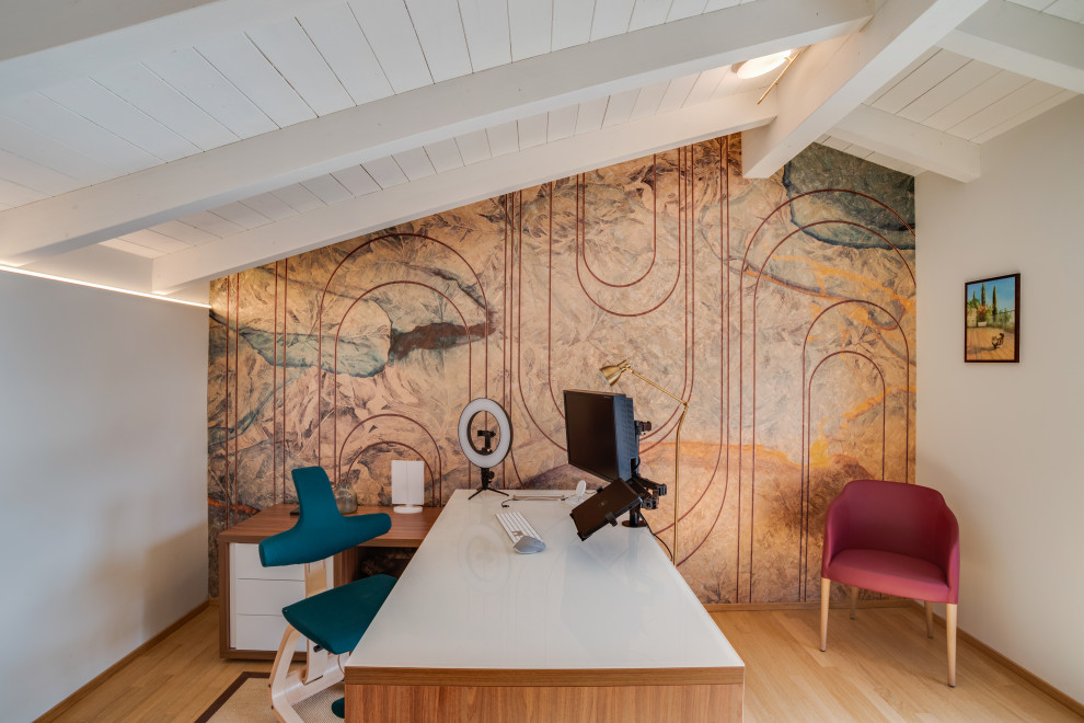 Inspiration för stora moderna hobbyrum, med flerfärgade väggar, ett fristående skrivbord, ljust trägolv och flerfärgat golv