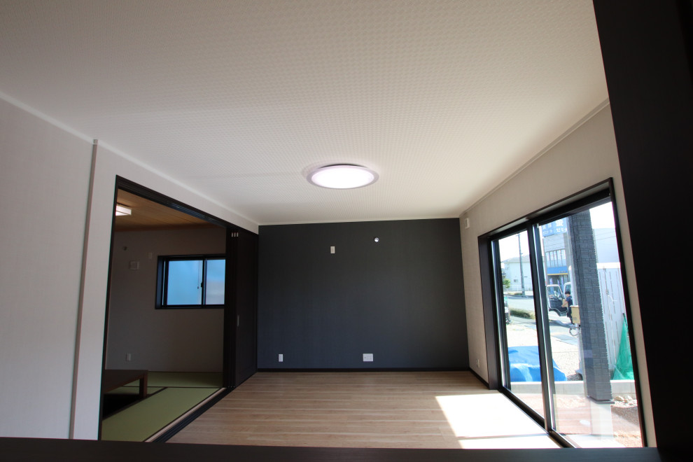 На фото: гостиная комната с полом из фанеры, потолком с обоями и обоями на стенах с