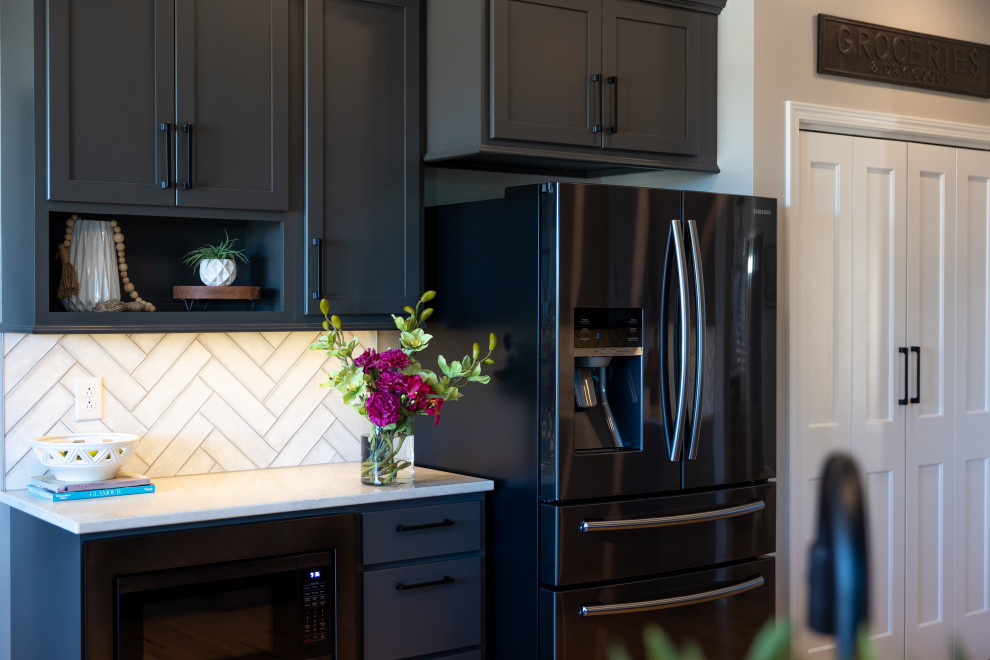 Foto di una cucina classica di medie dimensioni con lavello sottopiano, ante in stile shaker, ante nere, paraspruzzi multicolore, penisola e top multicolore