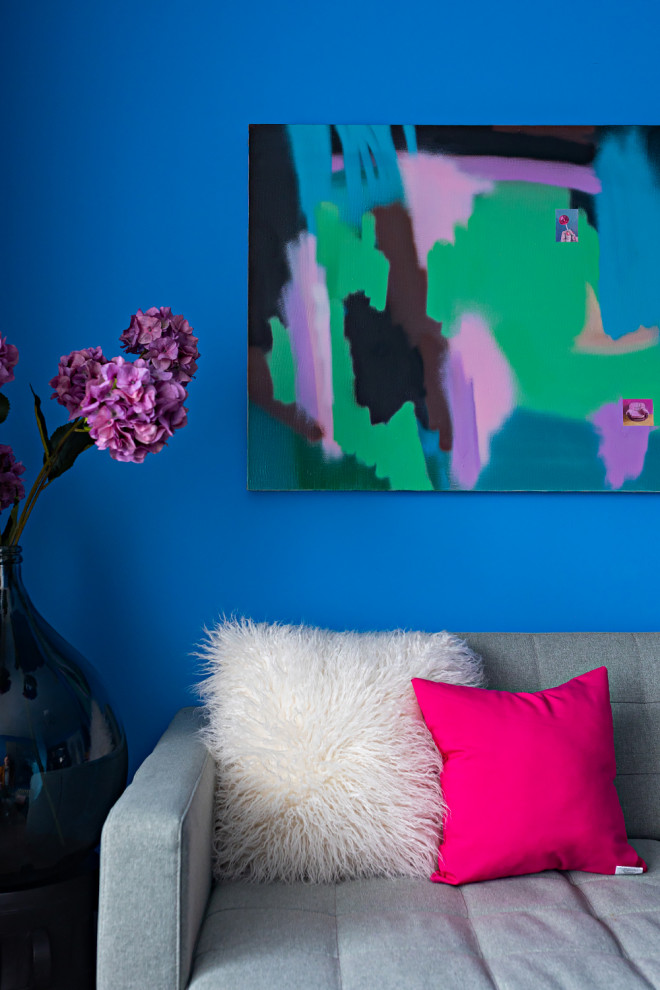 Источник вдохновения для домашнего уюта: маленькая изолированная гостиная комната в стиле модернизм с синими стенами, полом из ламината и бежевым полом для на участке и в саду