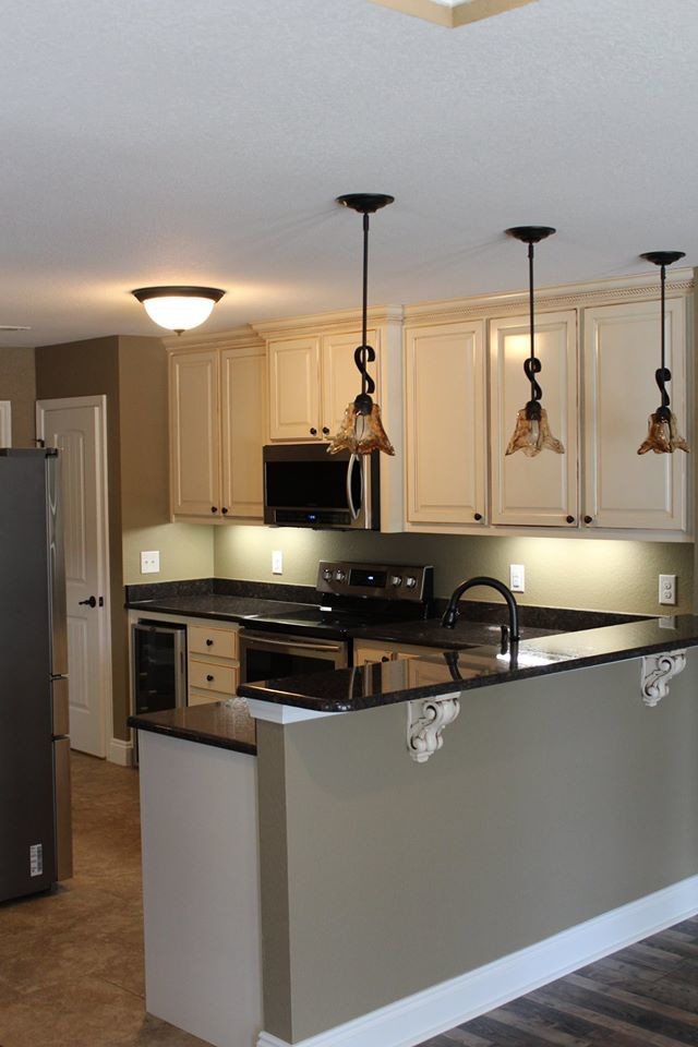 Example of a classic kitchen design in Miami