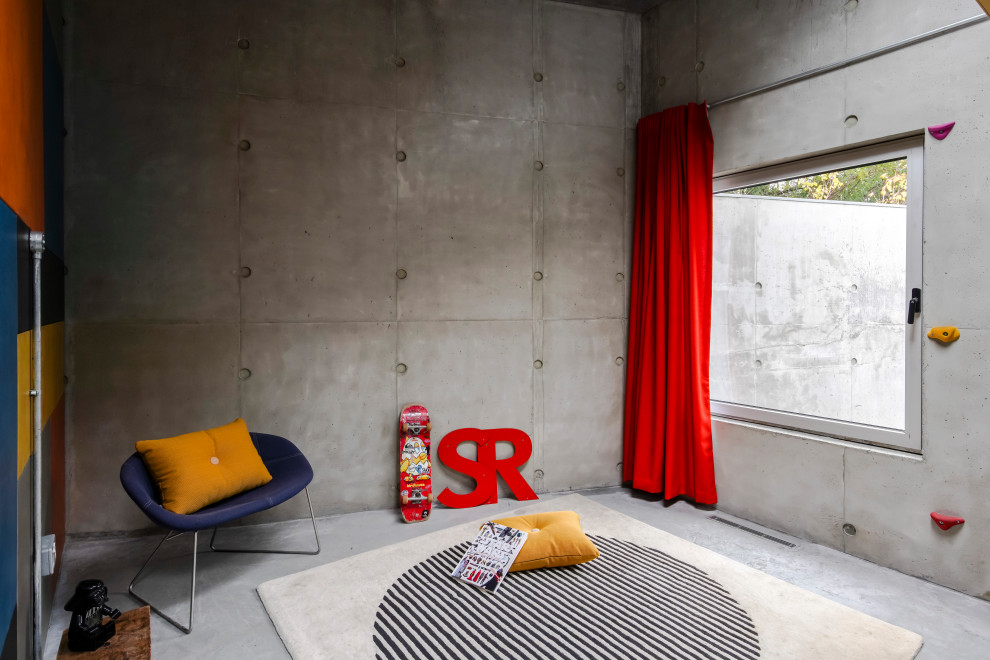Inspiration pour une chambre d'amis grise et jaune urbaine de taille moyenne avec sol en béton ciré.
