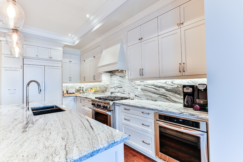Transitional kitchen photo in Toronto