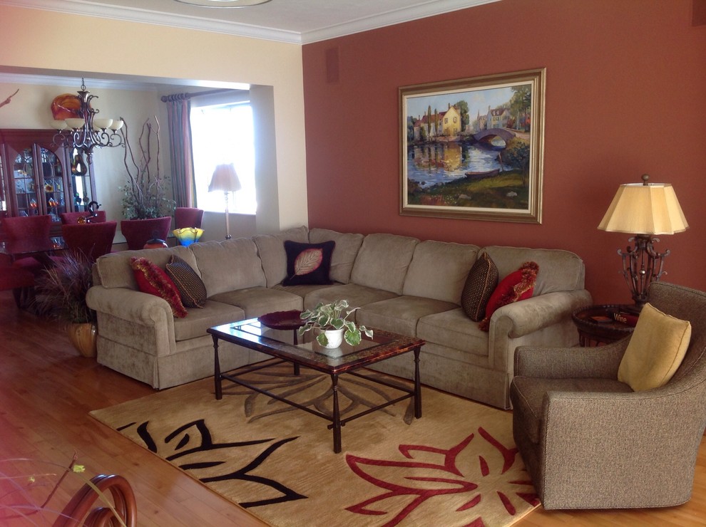 Transitional home design photo in Tampa