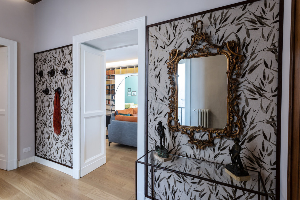 Inspiration pour un hall d'entrée design avec un mur marron, parquet clair, une porte simple, un plafond à caissons et du papier peint.