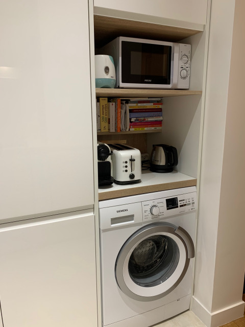 Cuisine moderne avec rangements nyklassisk-koekken
