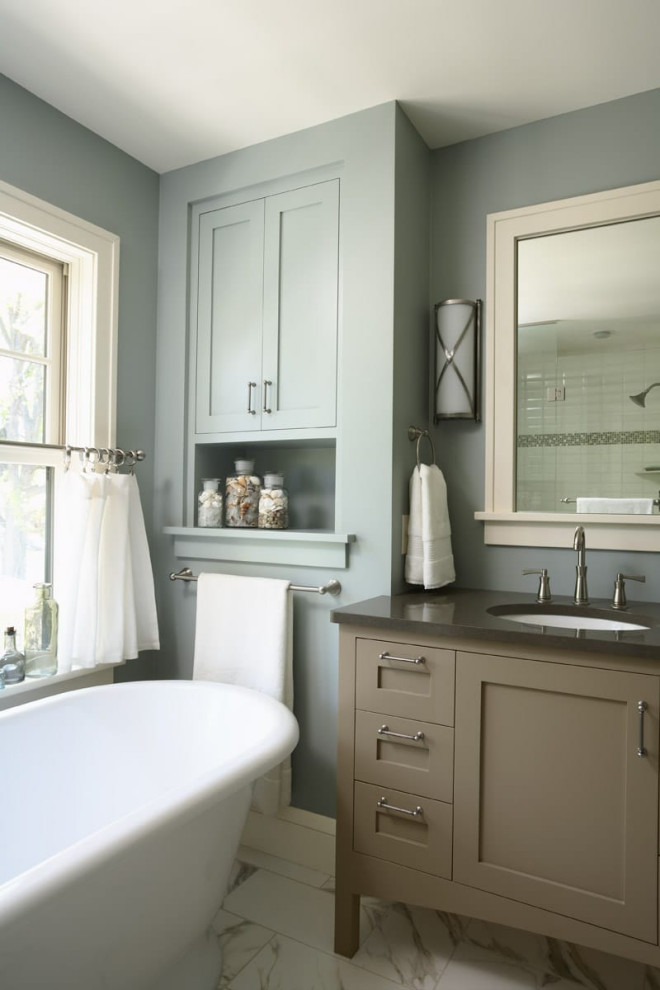Стильный дизайн: главная ванная комната среднего размера в современном стиле с врезной раковиной и встроенной тумбой - последний тренд