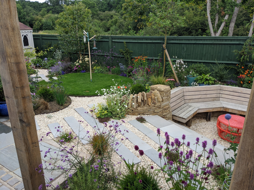 Foto di un piccolo giardino chic esposto in pieno sole dietro casa in estate con pavimentazioni in pietra naturale