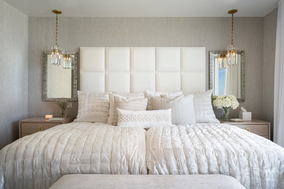 На фото: большая хозяйская спальня в морском стиле с бежевыми стенами, ковровым покрытием, коричневым полом и обоями на стенах