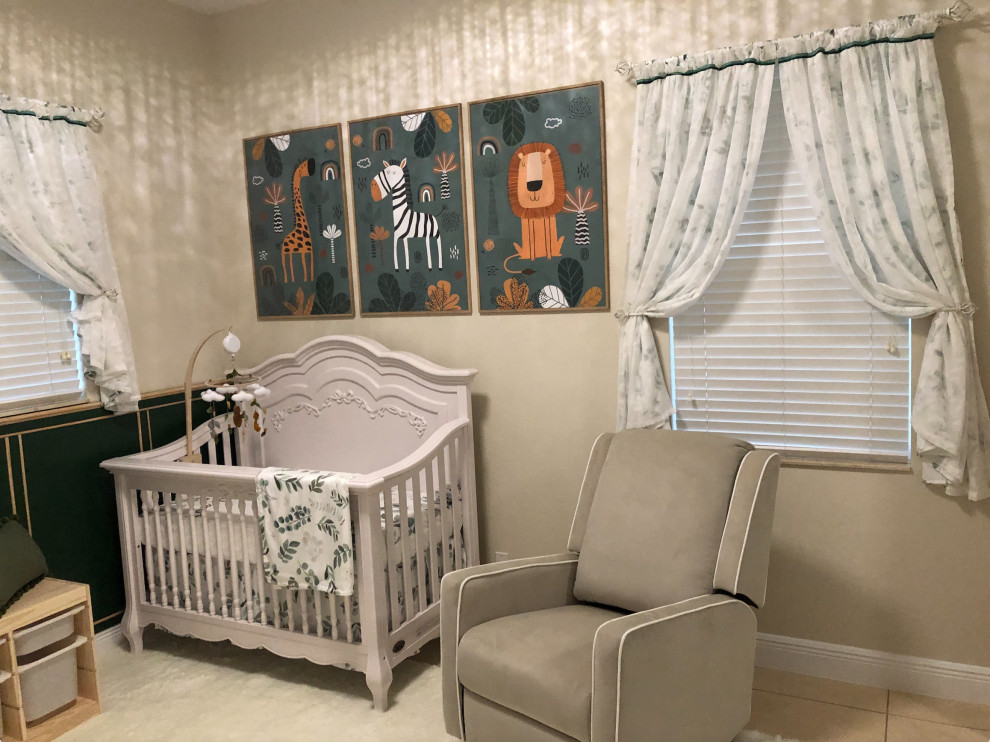 Idee per una cameretta per neonati neutra chic di medie dimensioni con pareti beige, moquette, pavimento bianco e carta da parati