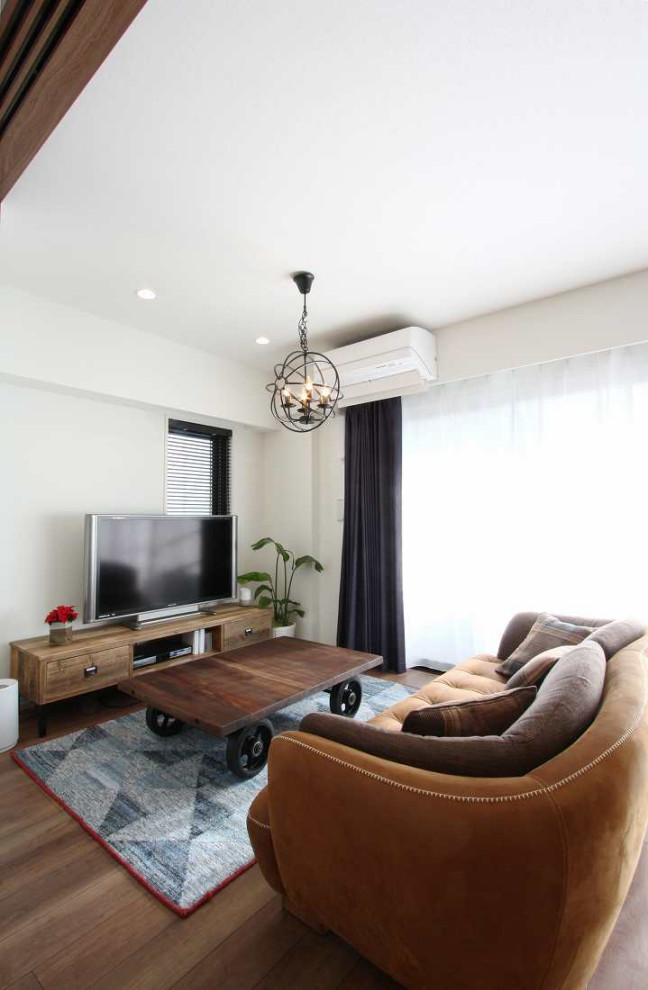 Foto di un soggiorno moderno di medie dimensioni con pareti bianche, pavimento in legno massello medio, porta TV ad angolo, pavimento marrone, soffitto in carta da parati e carta da parati