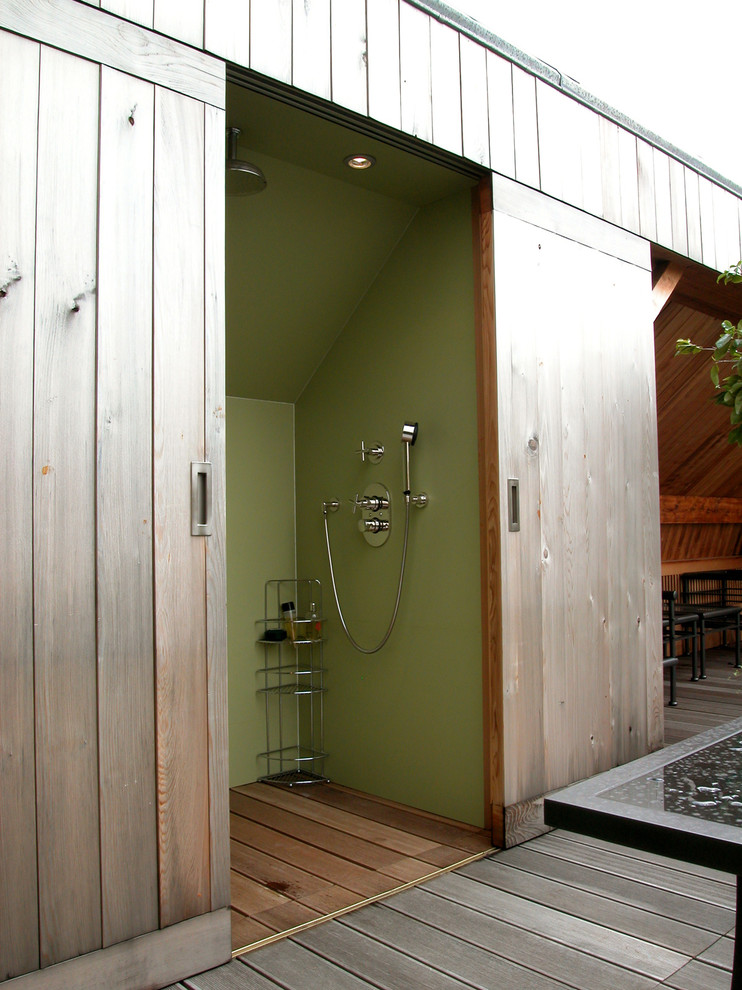Photo of a contemporary deck in Paris with no cover and an outdoor shower.