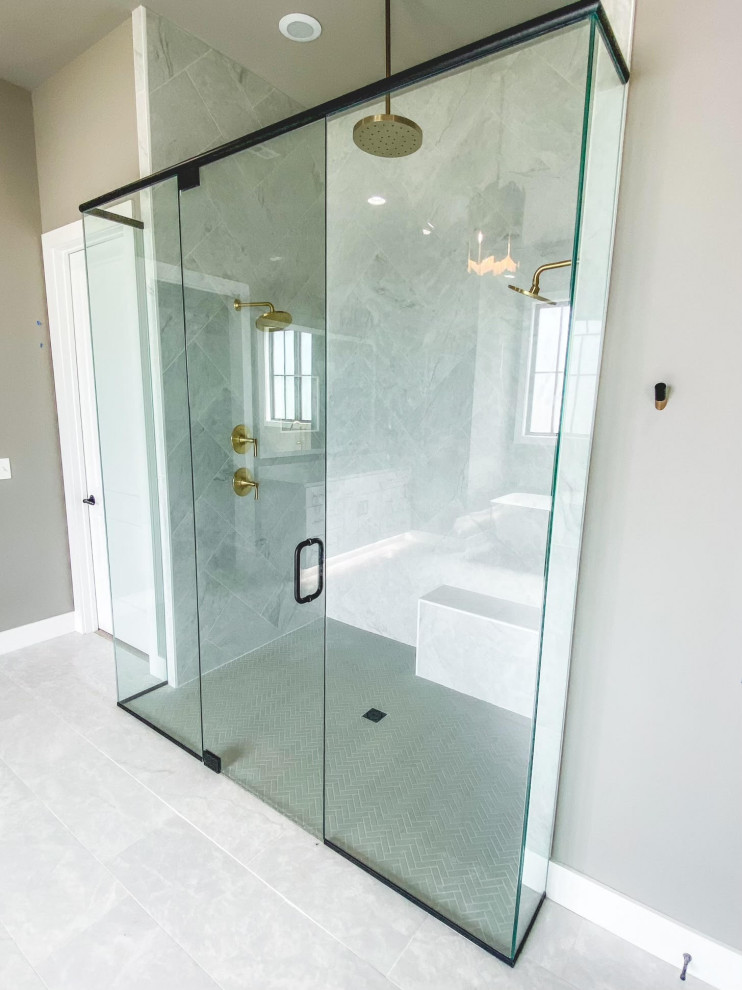 Foto de cuarto de baño principal contemporáneo con Todas las duchas y ducha con puerta con bisagras