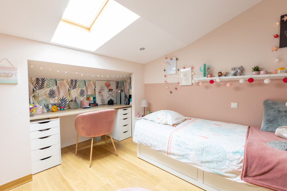 На фото: детская среднего размера в современном стиле с спальным местом, розовыми стенами, светлым паркетным полом, бежевым полом и сводчатым потолком для девочки