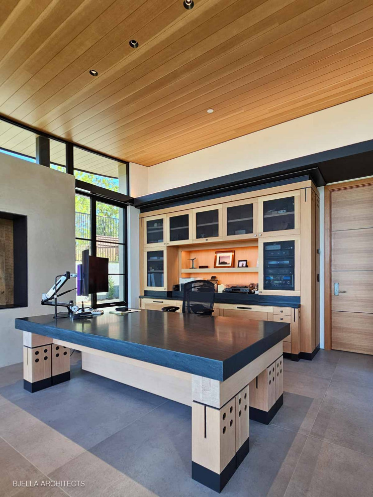 Idee per un ufficio moderno di medie dimensioni con pareti beige, pavimento in gres porcellanato, scrivania incassata, pavimento grigio e soffitto in legno