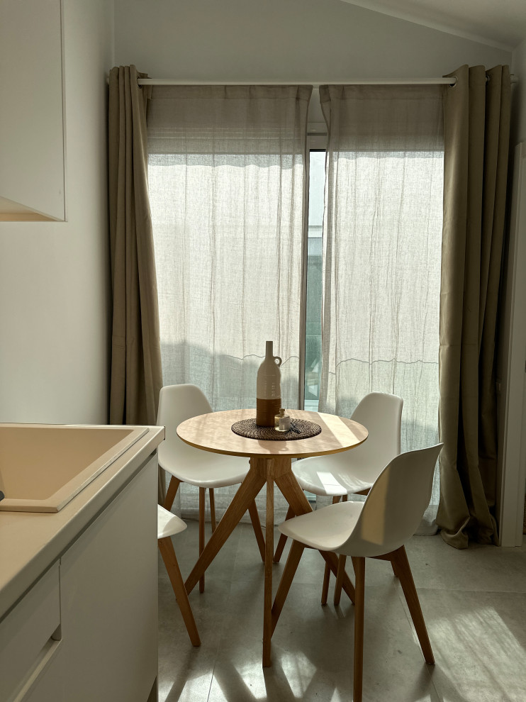 Modelo de cocina mediterránea abierta con encimeras blancas