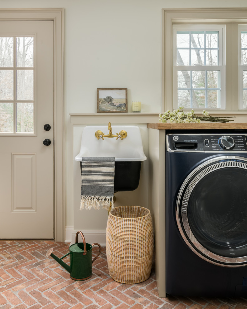 Example of a classic laundry room design in Philadelphia