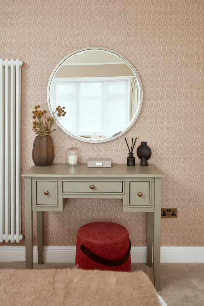 Inspiration pour une chambre design de taille moyenne avec un mur beige, un sol beige, un plafond décaissé et du papier peint.