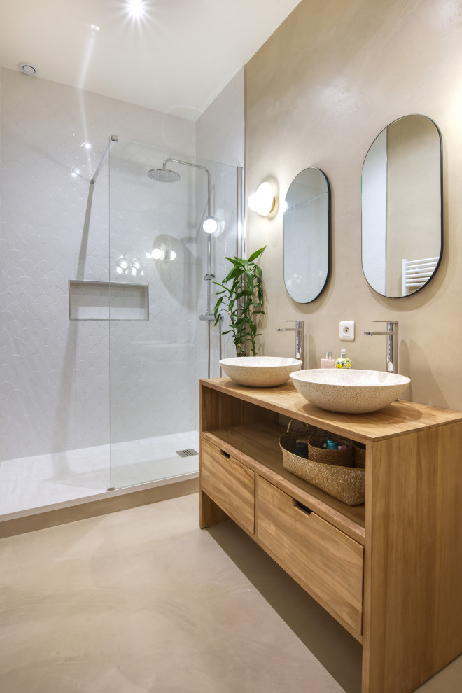 Пример оригинального дизайна: ванная комната среднего размера в стиле модернизм с открытым душем, бежевыми стенами, бетонным полом и тумбой под две раковины