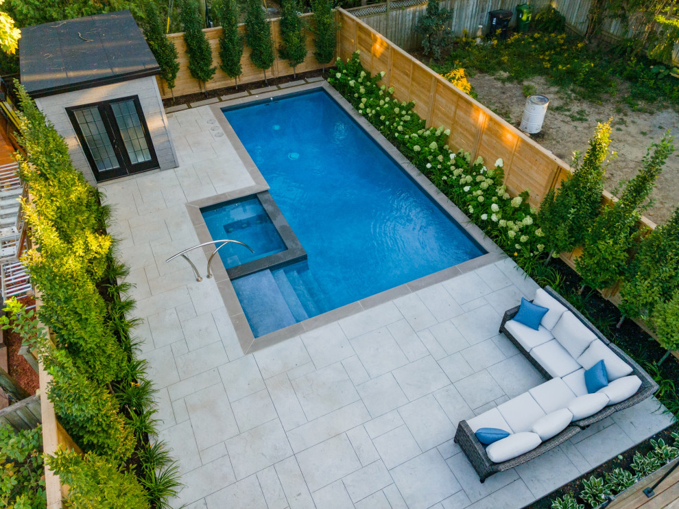 Пример оригинального дизайна: маленький прямоугольный ландшафтный бассейн на заднем дворе в стиле неоклассика (современная классика) с покрытием из декоративного бетона для на участке и в саду