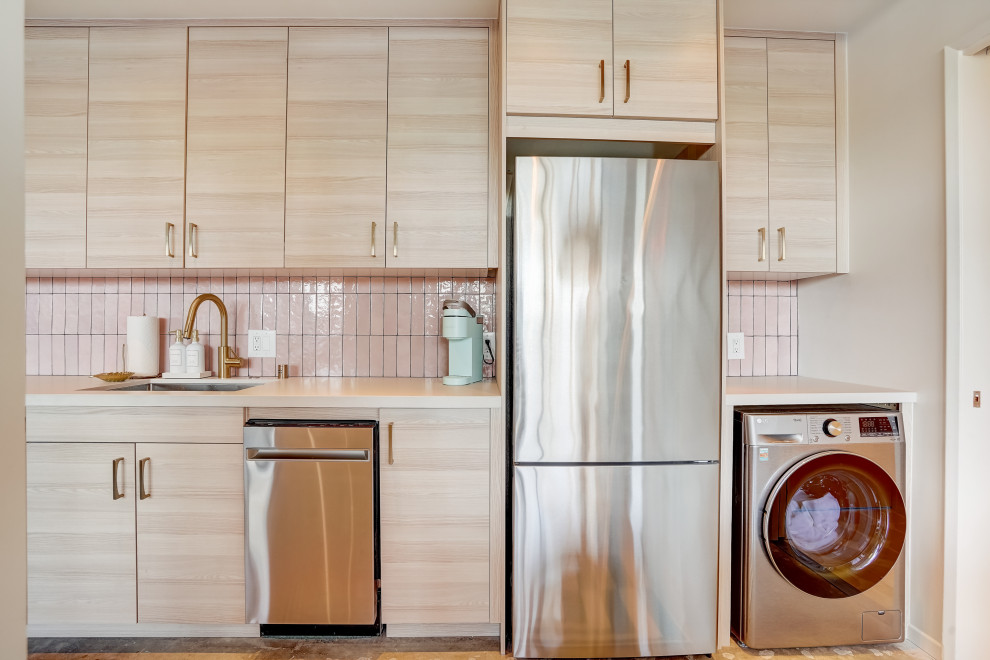 Exempel på ett litet retro grå grått kök, med en undermonterad diskho, släta luckor, skåp i ljust trä, bänkskiva i kvarts, rosa stänkskydd, stänkskydd i keramik, rostfria vitvaror, betonggolv och grått golv