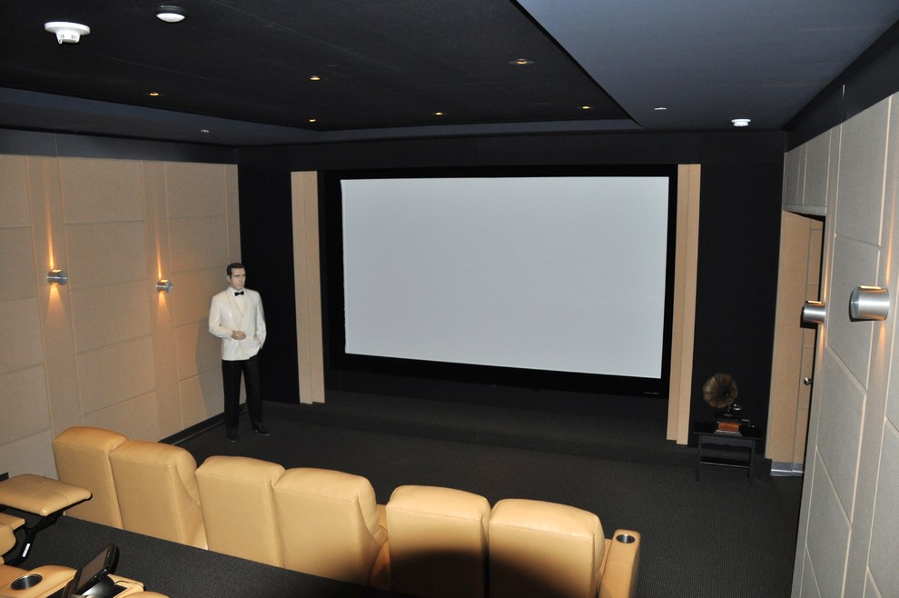 Photo of a traditional home theatre in Los Angeles.