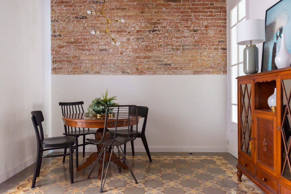 Modelo de comedor ecléctico pequeño abierto con suelo de baldosas de cerámica y ladrillo