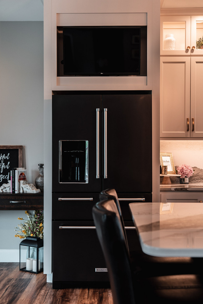 Inspiration for a transitional home design remodel in Chicago