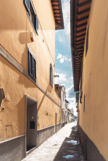 maison jaune toit rouge modèle 1