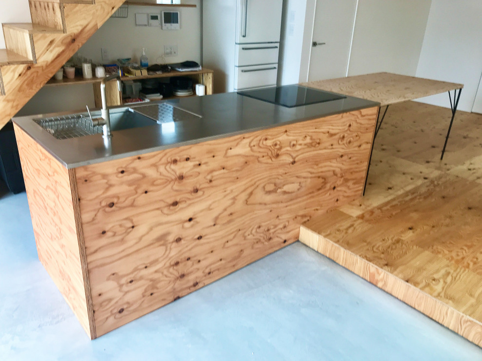 Réalisation d'une petite cuisine ouverte linéaire nordique en bois brun avec un évier intégré, un placard sans porte, un plan de travail en bois, un électroménager en acier inoxydable, îlot et un plafond en bois.