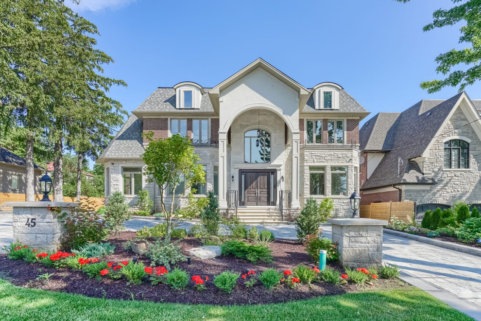 Transitional home design photo in Toronto