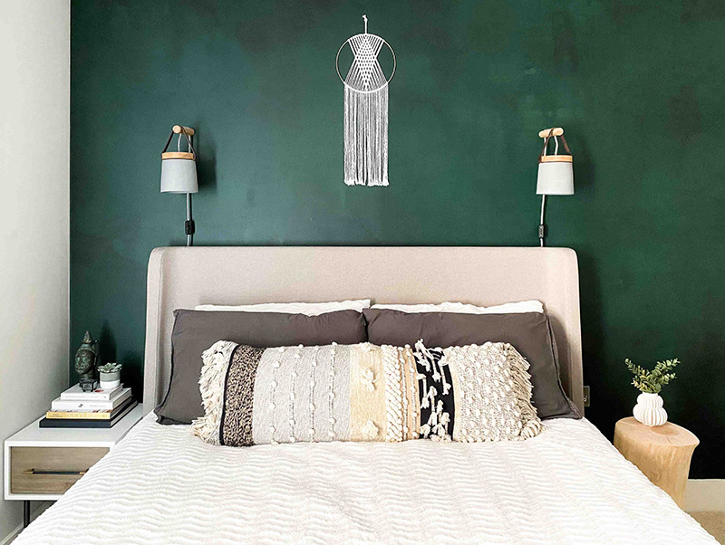 Modelo de dormitorio principal bohemio pequeño sin chimenea con paredes verdes, moqueta, suelo beige y papel pintado